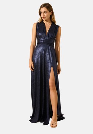 Robe longue bleu marine avec un décolleté en V profond, taille cintrée et fente latérale ; présente un tissu brillant et texturé avec un drapé fluide.