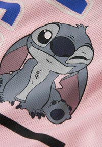 Tissu rose présentant un personnage de dessin animé avec de grandes oreilles, une fourrure grise et de grands yeux. Le design comprend des accents noirs et des détails texturés.