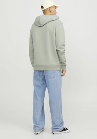 Jack & Jones JJELOGO HOOD - Džemperis su gobtuvu - desert sage