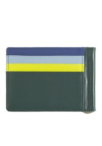 Portafoglio in pelle con base verde, caratterizzato da quattro strisce orizzontali in blu navy, azzurro, giallo e senape. Texture liscia, design minimal.