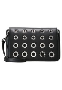 Bolso de mano de cuero negro con ojales circulares de plata dispuestos en un patrón de cuadrícula. Incluye una correa desmontable para mayor versatilidad.