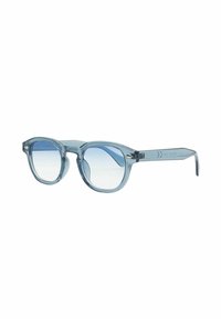 Occhiali da sole azzurri chiari con montatura a forma di quadrato arrotondato, materiale trasparente e lenti sfumate. Presentano accenti argentati sulle cerniere.