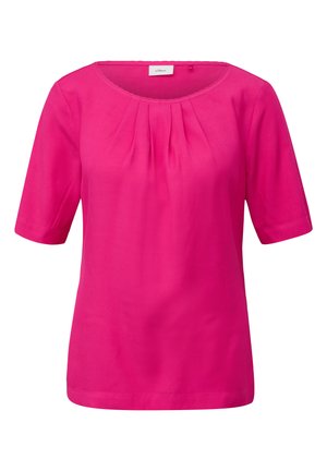 Fuchsia Kurzarmbluse mit rundem Halsausschnitt, die an der Vorderseite Faltendetails aufweist und aus einem glatten, leichten Stoff gefertigt ist.