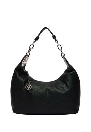 Bolso de hombro negro de cuero texturizado con eslabones de cadena plateados en la correa y colgante redondo con el logo plateado colgando del tirador de la cremallera.