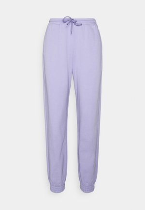 Lila kleurige sweatpants met elastische tailleband en trekkoord, taps toelopende benen en elastische boorden op een witte achtergrond.