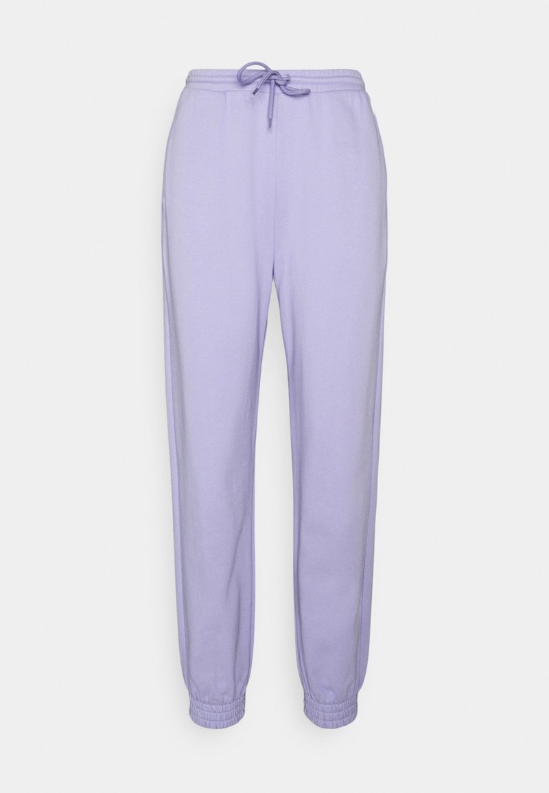 Lila kleurige sweatpants met elastische tailleband en trekkoord, taps toelopende benen en elastische boorden op een witte achtergrond.