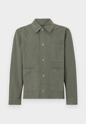 Olivgrüne Jacke aus Baumwolle mit spitzem Kragen, Knopfverschluss und zwei aufgesetzten Taschen vorne. Glatte Textur, lässiges Design.