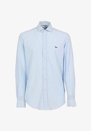 Camisa de botones de rayas azul claro con cuello clásico, mangas largas y un pequeño logo en navy en el pecho. Material de mezcla de algodón.