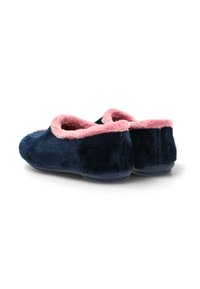Zapatillas de casa de terciopelo azul marino con un suave forro de piel sintética rosa alrededor de la abertura, forma redondeada y suela plana de goma para mayor agarre.
