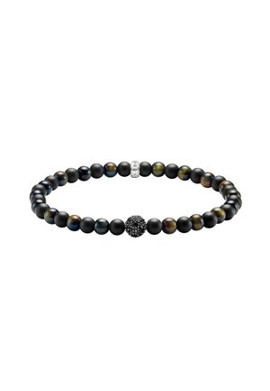 Schwarzes und braunes mattes und glänzendes Perlenarmband mit einer dekorativen schwarzen Perle und einem kleinen silbernen rechteckigen Anhänger.