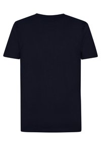 Tmavě modré tričko z bavlny, krátké rukávy, kulatý výstřih, hladká textura bez viditelných log nebo vzorů na jednobarevném pozadí.