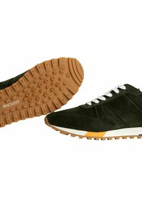 Gröna mockaskor med gummisula, vita snören och orangea accenter. Har en texturerad sula för grepp och en sportig design.