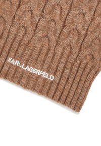 Béret marron en tricot torsadé avec texture côtelée, arborant un logo "KARL LAGERFELD" brodé en blanc à l'avant.