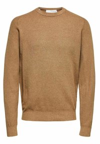 Ruskea neulottu villapaita pyöreällä pääntiellä, teksturoidulla kuviolla, pitkillä hihoilla ja istuvilla resorireunuksilla hihansuissa ja helmassa.