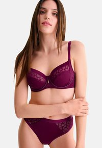 Bordeaux bh en hoge taille slip set in zachte stof met geometrische mesh details, met onderbedekking voor ondersteuning en verstelbare bretels.