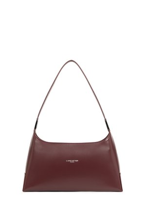Borsa a spalla in pelle borgogna con un design elegante e curvo, dotata di una sola tracolla. Presenta un dettaglio del logo argentato sulla parte anteriore. Texture liscia.