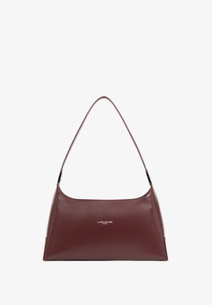 Borsa a spalla in pelle borgogna con un design elegante e curvo, dotata di una sola tracolla. Presenta un dettaglio del logo argentato sulla parte anteriore. Texture liscia.