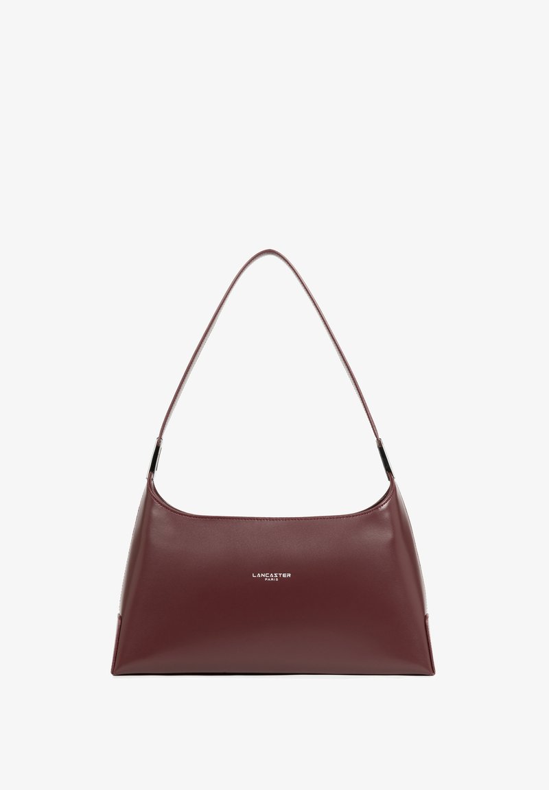 Borsa a spalla in pelle borgogna con un design elegante e curvo, dotata di una sola tracolla. Presenta un dettaglio del logo argentato sulla parte anteriore. Texture liscia.