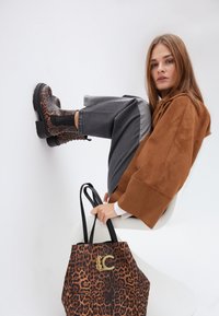 LOLA CASADEMUNT Gležnjače s platformom - leopard