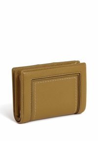 Portafoglio in pelle di colore senape, caratterizzato da un design cucito, un profilo sottile e una tasca esterna per schede per un facile accesso.