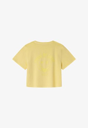 Geel cropped t-shirt van zachte katoen, met een glimlachend gezicht graphic en de tekst "PIECE OF LOVE" in bijpassende gele print op de achterkant.
