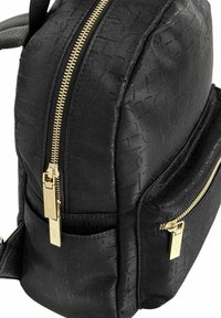 Czarny plecak z teksturowanej tkaniny, z złotymi zamkami i akcesoriami. Zaokrąglony kształt z przednią kieszonką i subtelnym wytłaczanym wzorem logo.