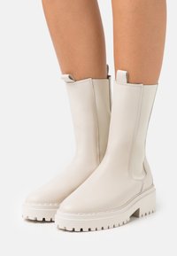 Nubikk Botas con plataforma - beige