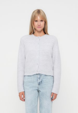 Lys grå, kort cardigan med rund hals og fem knappelukking. Myk tekstur, lange ermer og avslappet passform.