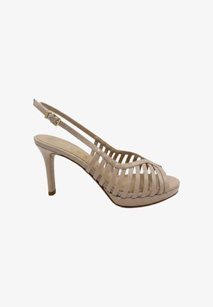 Sandalo slingback beige con tacco alto, punta aperta, più cinturini orizzontali, tacco sottile e chiusura con fibbia dorata.