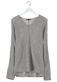 Harmaa pitkähihaisesta neuleesta, joka on valmistettu teksturoidusta neuloksesta. Neuleessa on V-pääntie ja hienovaraisia metallinauhoja ympäriinsä.