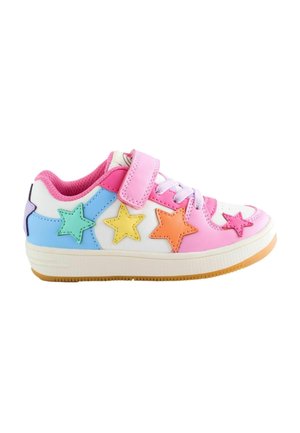 Kinder-Sneaker mit einem weißen und pinkfarbenen synthetischen Obermaterial, verziert mit mehrfarbigen Stern-Applikationen in Blau, Grün, Gelb, Orange und Pink.
