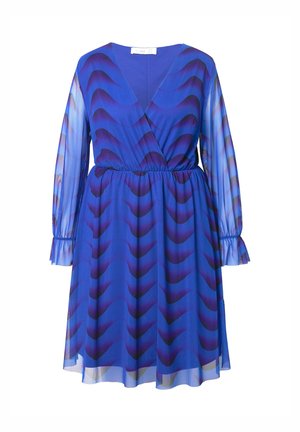 Jurk van doorzichtig blauwe stof met een golvend paars patroon. Kenmerkt zich door een V-hals, lange mouwen met ruches aan de mouwzoom, en een elastische tailleband.