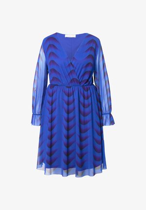Robe en tissu bleu transparent avec un motif violet ondulé. Présente un col en V, des manches longues avec des poignets à volants et une taille élastique.