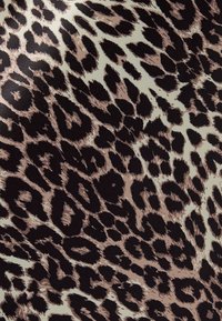 Tela de estampado de leopardo con manchas negras y beige sobre un fondo claro. Textura suave, con tamaños y formas variadas de las manchas.