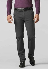 Donkergrijze broek van een gladde stof, met een slim-fit model en zijzakken, gecombineerd met een zwarte riem en zwarte nette schoenen.