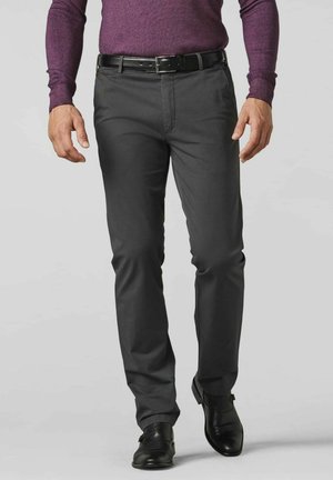 Dunkelgraue Hose aus einem glatten Stoff, mit schlanker Passform und Seitentaschen, kombiniert mit einem schwarzen Gürtel und schwarzen Eleganzschuhen.