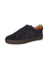 Marineblaue Wildledersneaker mit abgerundeter Zehenpartie, brauner Gummisohle und kontrastierenden dunklen Schnürsenkeln. Das Innere verfügt über ein beiges Futter.