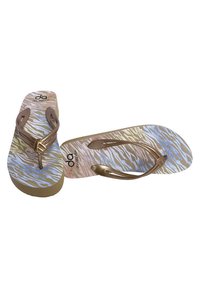 Chanclas de goma marrones con suela beige, que presentan un patrón de rayas de cebra multicolor en tonos pastel y un acento decorativo en la correa.