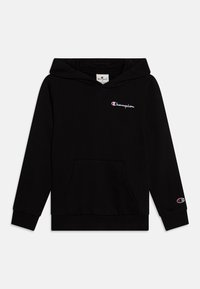 Sudadera negra de algodón suave, con un bolsillo frontal, puños acanalados y un logo de Champion bordado en el pecho y la manga.