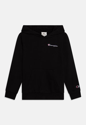 Hoodie noir en tissu coton doux, doté d'une poche frontale, de poignets côtelés et d'un logo Champion brodé sur la poitrine et la manche.