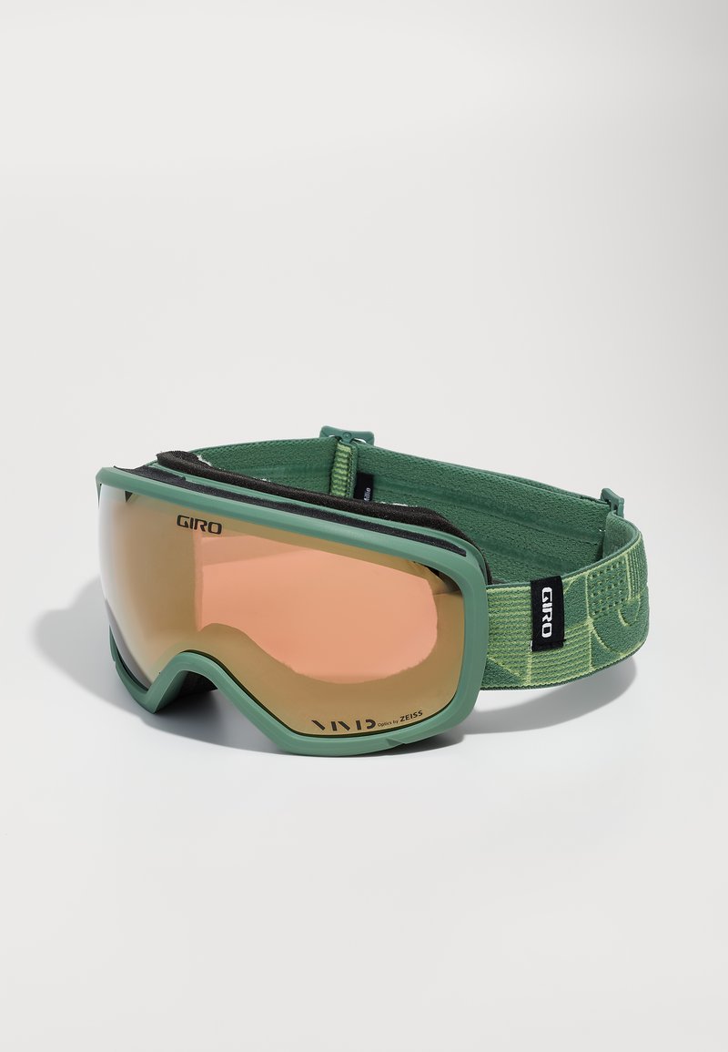 Zaļi slēpošanas brilles ar oranžu spoguļobjektīvu, matētu rāmi un regulējamu siksnu, kurai ir teksturēts raksts un logotipa detaļa.