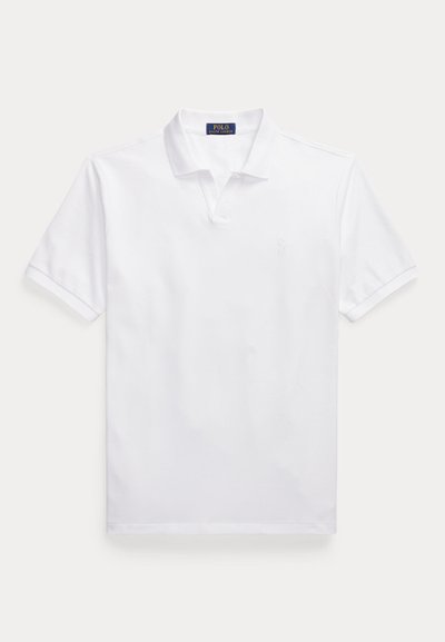 Fehér rövid ujjú póló gallérral és Ralph Lauren logóval a mellkason.
