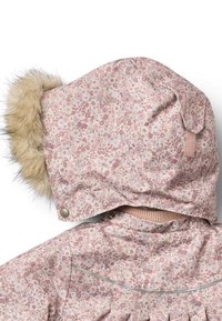 Detská bunda s kvetinovou potlačou v jemnej ružovej farbe s umelou kožušinou na kapucni, zapínaním na patentky a rebrovanými manžetami pre pohodlné nosenie.