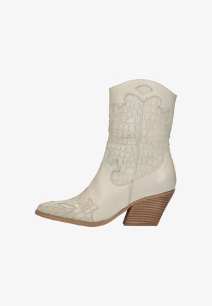 Kremfarvet cowboystøvle til midt på læggen med tekstureret krokodillemønster, spids tå og stablet træhæl.