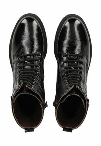 Bottines en cuir noir avec une finition brillante, dotées d'un laçage à l'avant, d'un bout rond et de dessus ouverts. Comprend des fermetures éclair sur les côtés.