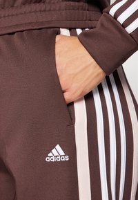 adidas Sportswear TEAMSPORT TRACK SUIT - Gornji dio trenirke - shadow brown/white