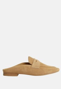 Mocassino in suede tan, slip-on, con design superiore sagomato, profilo basso e suola piatta in gomma. Texture liscia con dettagli di cucitura minimi.
