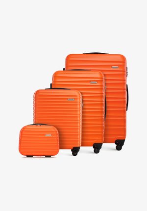 Vier orangefarbene Hartschalenkoffer in unterschiedlichen Größen, mit einer linearen Textur und schwarzen Akzenten, ausgestattet mit rollenden Rädern und ausziehbaren Griffen.