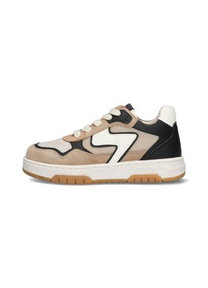 Des baskets avec une tige en daim beige ornée d'accents noirs et blancs, d'un mesh texturé et d'une semelle en caoutchouc blanc avec une semelle extérieure en gomme.