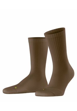 Par almindelige brune strømper til midt på læggen med ribbet tekstur og små gule bogstaver på tæerne, der angiver højre og venstre fod.